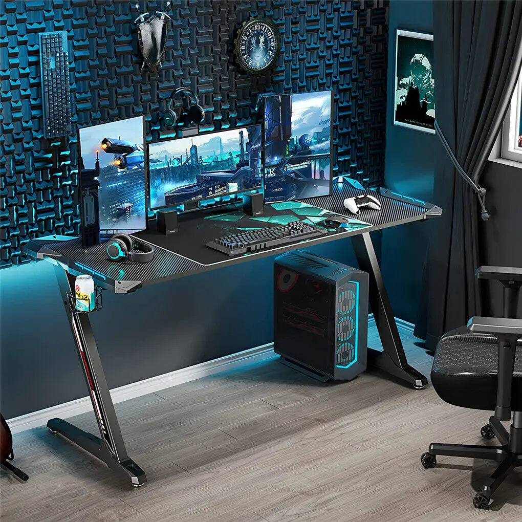 Bureau gaming 140x60x78cm avec éclairage RGB dynamique, plateau en fibre de carbone et pieds en métal stable.