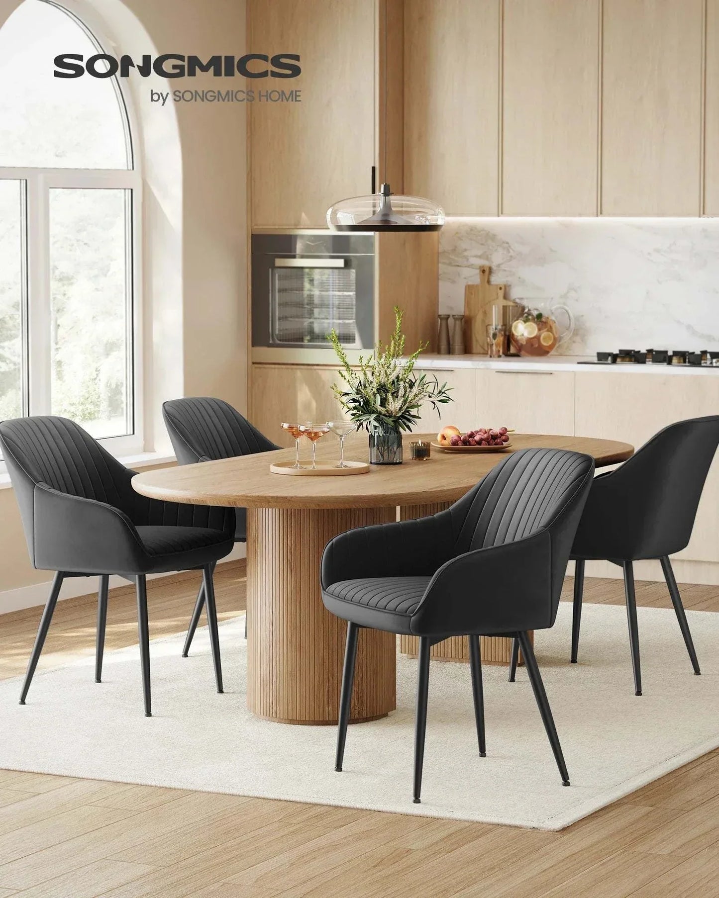 Modern black chaise de salle à manger with cushioned seats around a wooden dining table in a stylish kitchen setting