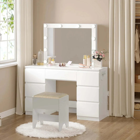 Coiffeuse maquillage LED blanche avec grand miroir éclairé, 7 tiroirs et prises USB intégrées, design moderne et fonctionnel.